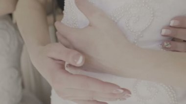 Gençler tutun ve ellerini okşamak