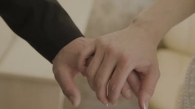 Gençler tutun ve ellerini okşamak