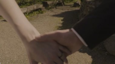 Gençler tutun ve ellerini okşamak