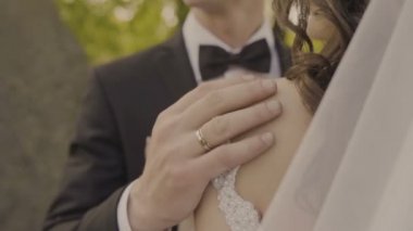 Gençler tutun ve ellerini okşamak