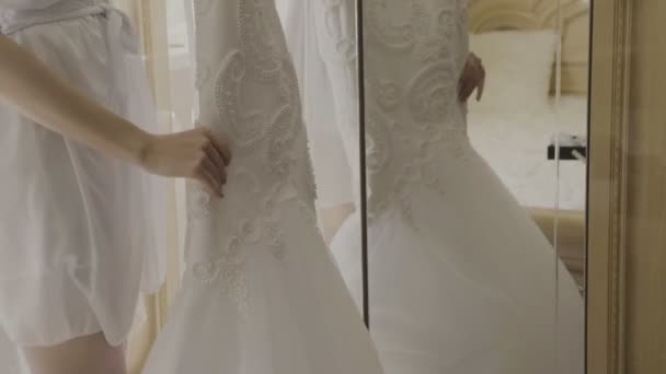 Vestido de noiva fofo em um cabide no quarto de hotel. Manhã de casamento . — Vídeo de Stock