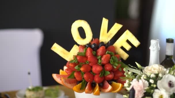 Fruta bellamente decorada y cortada en rodajas — Vídeo de stock