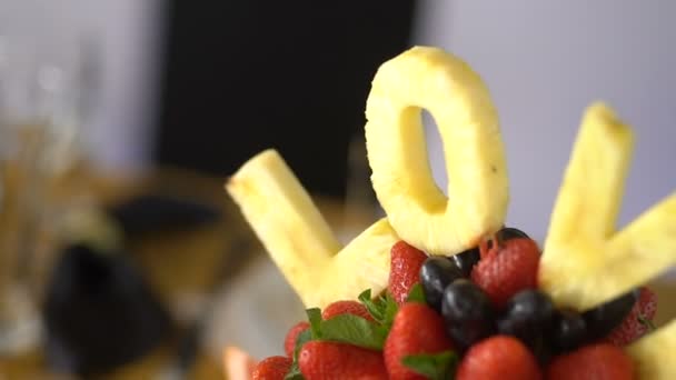 Güzel bir şekilde dekore edilmiş ve dilimlenmiş meyve — Stok video