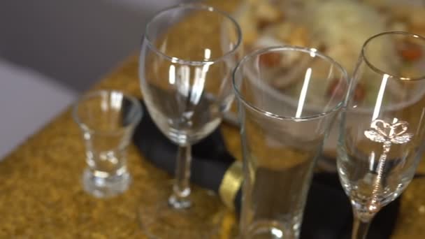 木桌上的空玻璃杯 — 图库视频影像