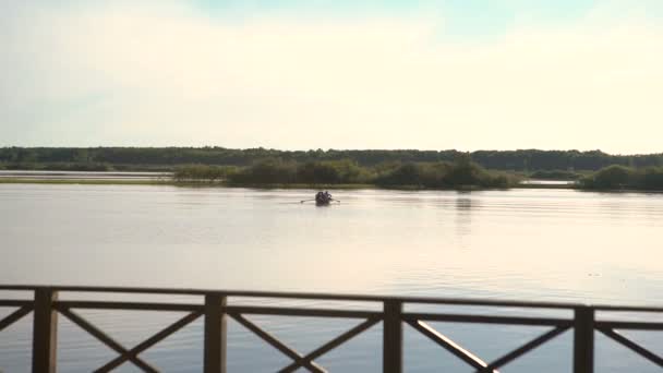 Bateau sur les rames sur la rivière au coucher du soleil — Video