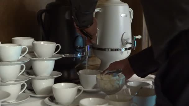 Forró vízzel öntsük egy csésze tea — Stock videók