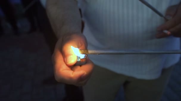 Bengal lights in the hands of people who are happy — Stock Video