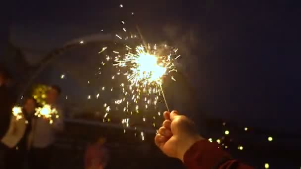 Bengalische Lichter in den Händen von Menschen, die glücklich sind — Stockvideo