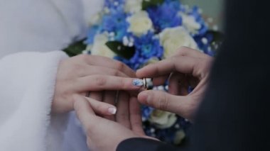 Gençler tutun ve ellerini okşamak