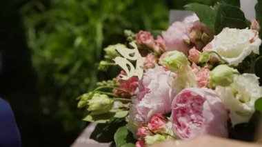 Konuklar eller köpüren şarap gözlükle partisinde al. Gözlük Piramitleri inşa edilir. Hiçbir tanınabilir kişi