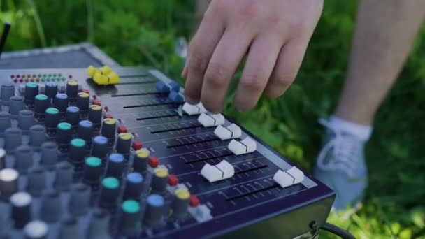 Zvuková operátor upravuje mixážní pult — Stock video