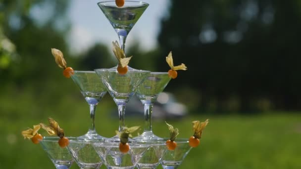 Gäster händerna ta glas med bubblande vin på festen. Glasögon är byggda i pyramiderna. Inga kända personer — Stockvideo