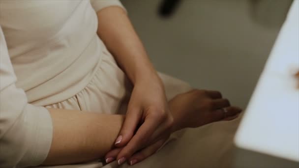 Руки женщины лежат на коленях — стоковое видео
