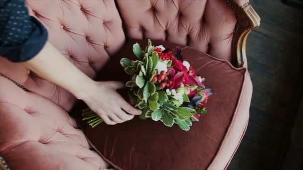 Boeket verse rozen. Feestelijk boeket verse bloemen. Bruiloft bruids boeket. Bruiloft bloemen — Stockvideo