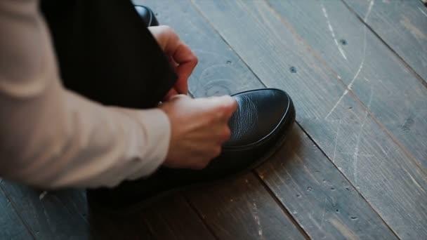Homem com sucesso amarra seus sapatos vestido — Vídeo de Stock