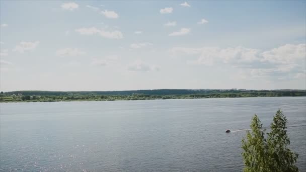 Човен пливе на озері з величезною швидкістю — стокове відео