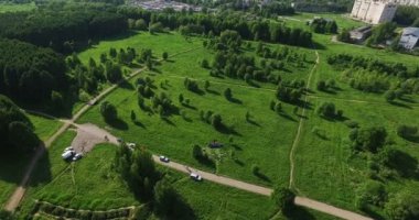 Yeşil alan alanın üzerinde uçuş.