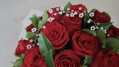 Kırmızı güllerin düğün buketi