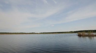 Mavi gökyüzü karşı kıyıdan Gölü