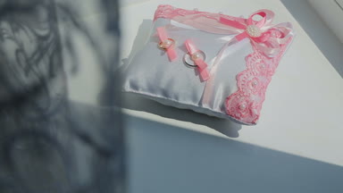 Alyans dokulu arka plan ile döner