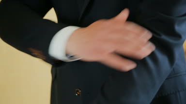 Adam bir ceket koyarak