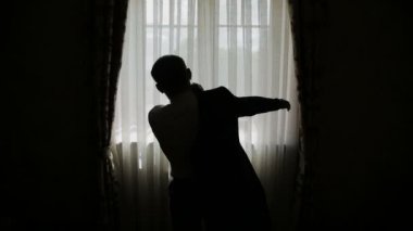 Adam bir ceket koyarak