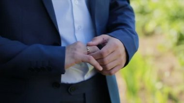 Bir adam bir yüzük parmağı koyar.