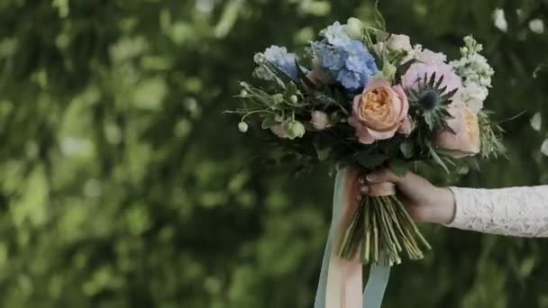 Bridal bouquet in an interior room, Brides bouquet, camera movement along — Stock Video