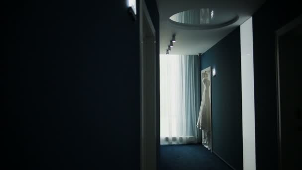 Beyaz bir güzel odasında asılı gelinlik — Stok video