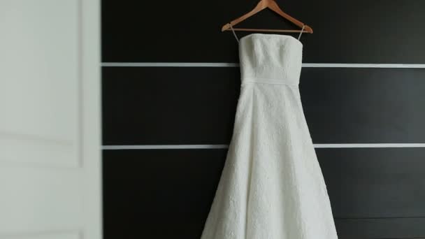 Brudklänning hängande i ett vitt vackert rum — Stockvideo