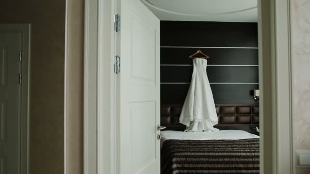 Suknia wisi w biały piękny pokój — Wideo stockowe