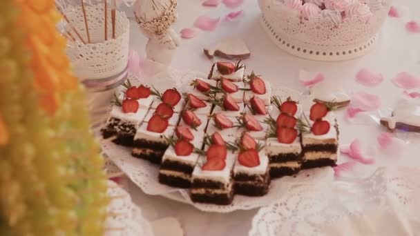 Torta. Candy Bar esküvő, cukorkát büfével. — Stock videók