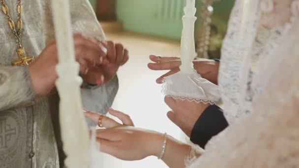 Usar anillos en la boda en la iglesia — Vídeo de stock