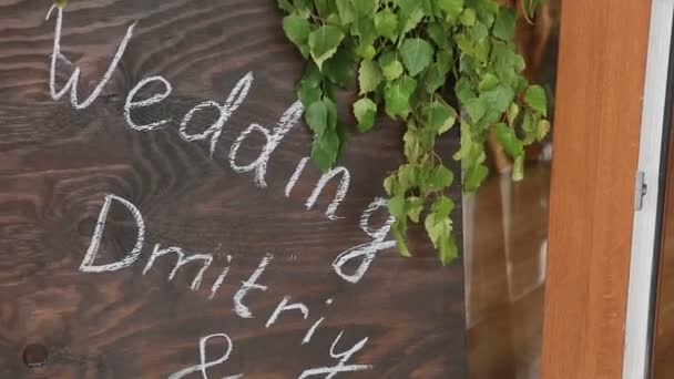 Registro de salida con flores frescas — Vídeo de stock