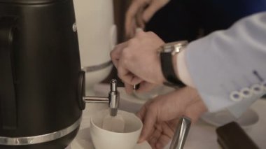 Kahve fincan içine dökün