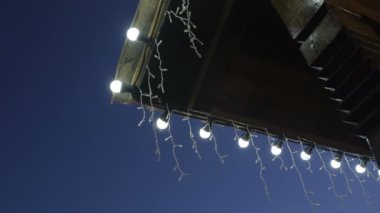 Lamba çelenk akşam çatıda