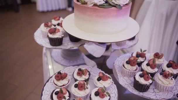 Cake.Candy Bar Casamento, buffet de doces . — Vídeo de Stock