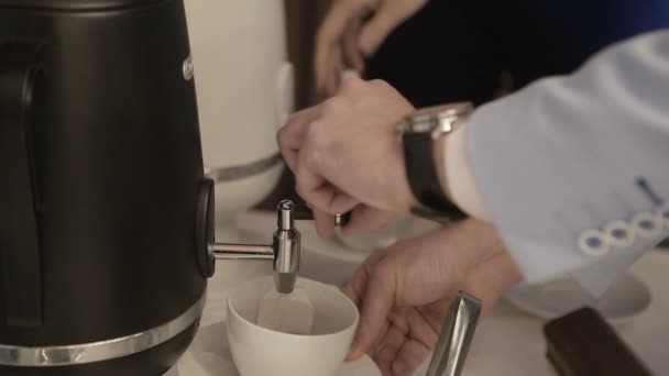 Den Kaffee in die Tasse gießen — Stockvideo