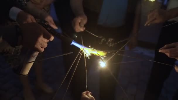 가스 버너에서 벵골 빛을 굽기 — 비디오