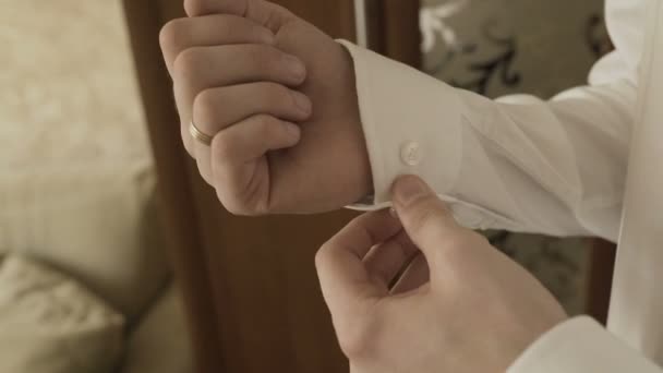 Az ember rögzíti az ing ujja — Stock videók