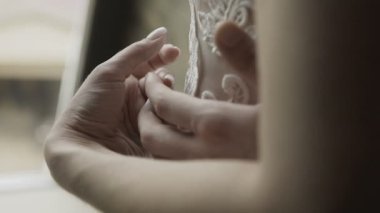 Birbirinizi okşamak severlerin elleri