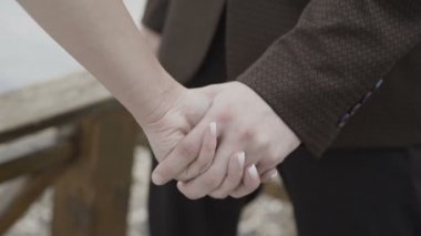 Birbirinizi okşamak severlerin elleri