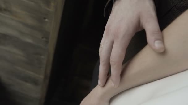 Mãos de amantes que se acariciam mutuamente — Vídeo de Stock