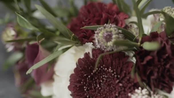 Bridal bouquet in an interior room, Brides bouquet, camera movement along — Stock Video