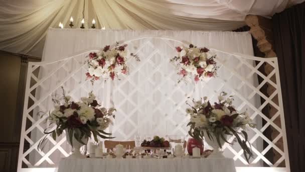 Εσωτερική διακόσμηση αίθουσα γάμου έτοιμες για τους επισκέπτες. Όμορφο δωμάτιο για τελετές και γάμους. Έννοια του γάμου. Ακριβά αίθουσα διακοσμήσεις δεξιώσεων μωβ κομψή γάμος πολυτελείας. Γαμήλια διακόσμηση. — Αρχείο Βίντεο