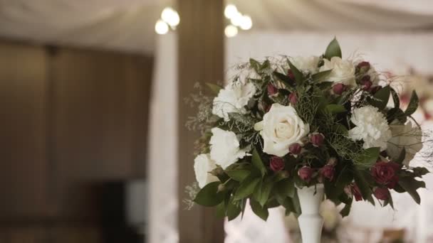 Interior de una decoración de la sala de bodas listo para guests.Beautiful habitación para ceremonias y weddings.Wedding concept.Luxury elegante recepción de la boda decoraciones púrpura decoración de la boda Hall.Wedding caro . — Vídeos de Stock