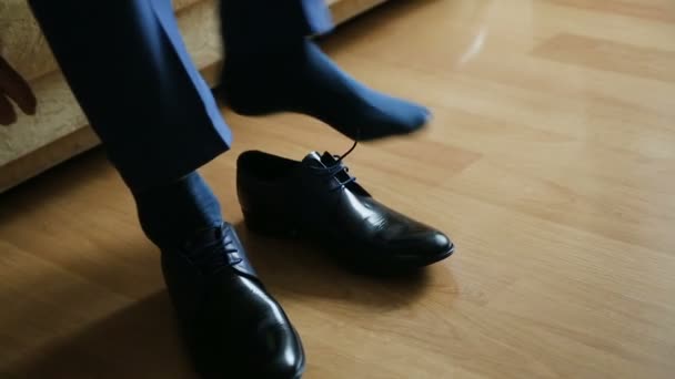 Man banden met succes zijn kleding schoenen — Stockvideo