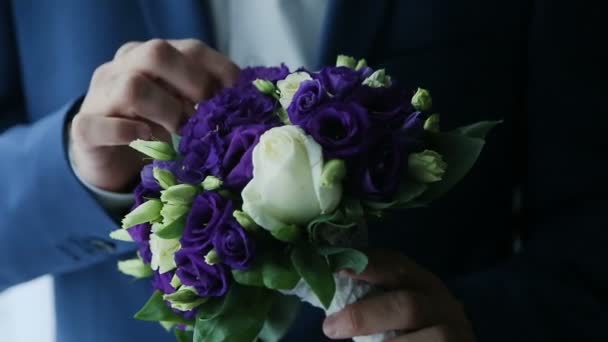新娘花束在室内房间, 新娘花束, 照相机运动沿 — 图库视频影像