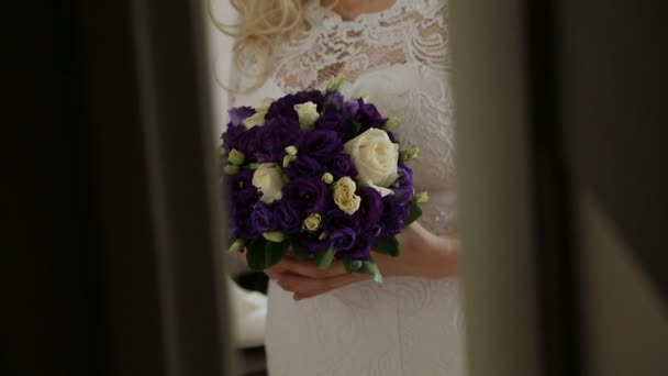 Ramo de novia en una habitación interior, ramo de novias, movimiento de la cámara a lo largo — Vídeo de stock