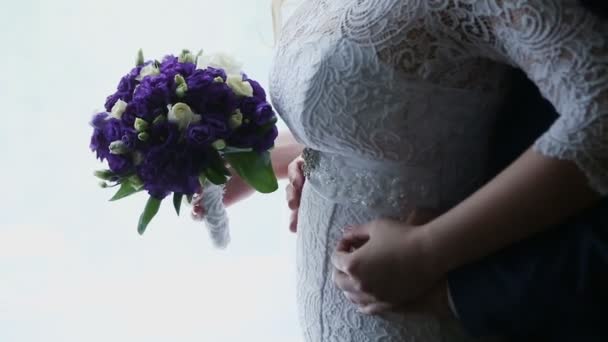 Buquê de noiva em um quarto interior, buquê de noivas, movimento da câmera ao longo — Vídeo de Stock